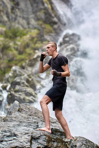 Muay Thai Kämpfer Training Mit Schattenboxen Bei Starkem Wasserfall — Stockfoto