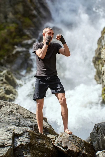 Muay Thai Fighter Training Met Shadow Boxing Door Strong Waterfall — Stockfoto