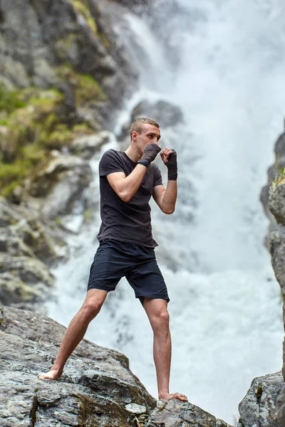 Výcvik Stíhaček Muay Thai Stínovým Boxem Pomocí Silného Vodopádu — Stock fotografie