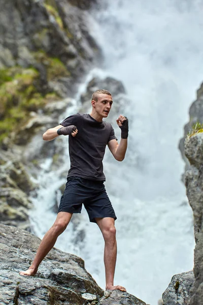 Muay Thai Harcos Képzés Árnyék Ökölvívó Erős Vízesés — Stock Fotó