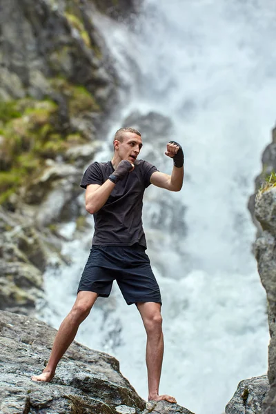 Muay Thai Kämpfer Training Mit Schattenboxen Bei Starkem Wasserfall — Stockfoto