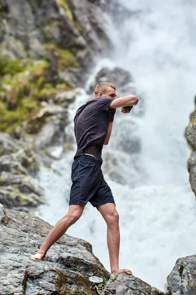 Muay Thai Fighter Training Met Shadow Boxing Door Strong Waterfall — Stockfoto