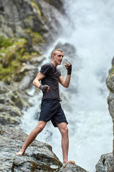 Güçlü Şelale Tarafından Gölge Boks Ile Muay Tay Savaşçı Eğitim — Stok fotoğraf