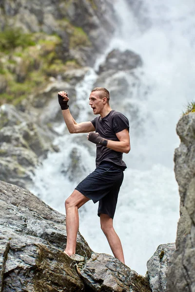 Muay Thai Fighter Szkolenia Shadow Boxing Przez Silny Wodospad — Zdjęcie stockowe