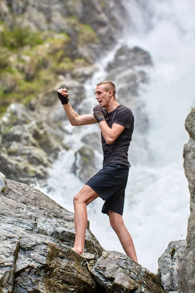 Muay Thai Fighter Szkolenia Shadow Boxing Przez Silny Wodospad — Zdjęcie stockowe