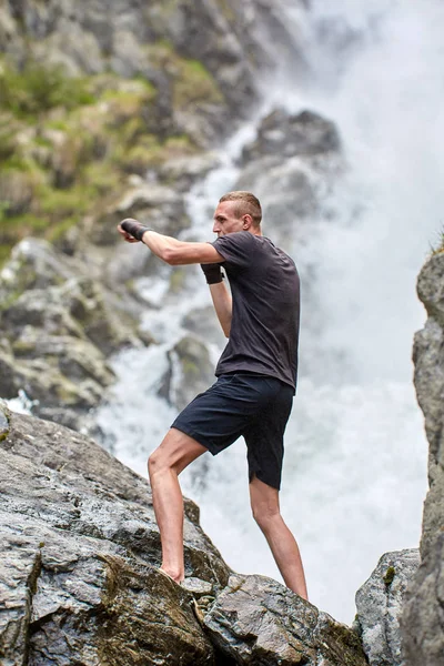 Muay Thai Fighter Training Met Shadow Boxing Door Strong Waterfall — Stockfoto