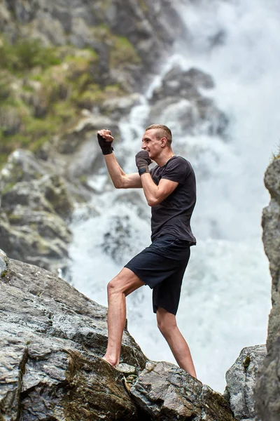 Entraînement Combat Thaïlandais Muay Avec Boxe Ombre Par Cascade Forte — Photo