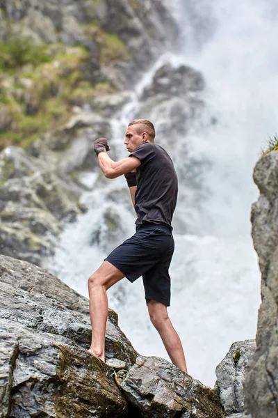 Muay Thai Harcos Képzés Árnyék Ökölvívó Erős Vízesés — Stock Fotó