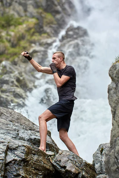 Entraînement Combat Thaïlandais Muay Avec Boxe Ombre Par Cascade Forte — Photo