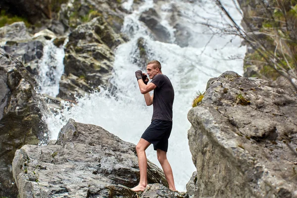 Muay Thai Lutador Formação Com Sombra Boxe Por Forte Cachoeira — Fotografia de Stock