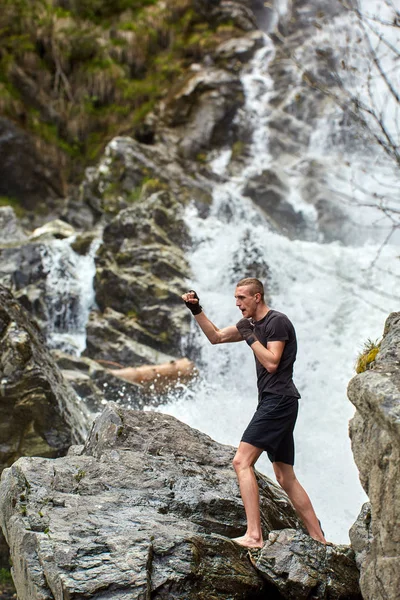 Muay Thai Kämpfer Training Mit Schattenboxen Bei Starkem Wasserfall — Stockfoto