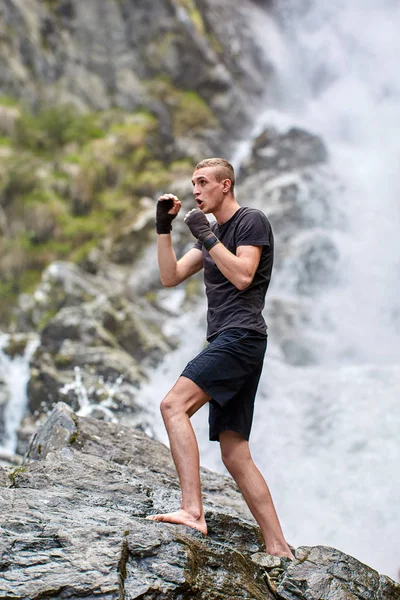 Muay Thai Fighter Training Met Shadow Boxing Door Strong Waterfall — Stockfoto