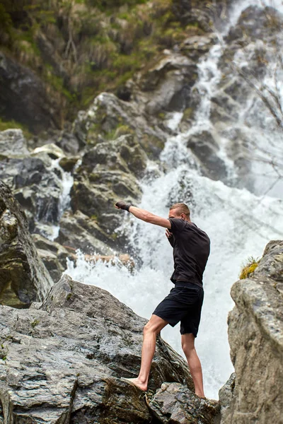 Muay Thai Fighter Training Met Shadow Boxing Door Strong Waterfall — Stockfoto