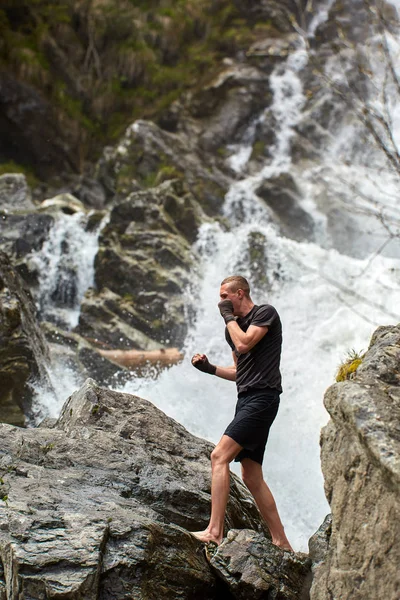 強い滝でシャドウボクシングでムエタイの戦闘機トレーニング — ストック写真