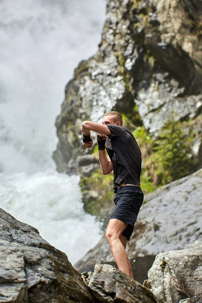 Muay Thai Fighter Training Met Shadow Boxing Door Strong Waterfall — Stockfoto