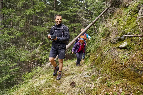 Touristes Avec Sacs Dos Randonnée Sur Sentier Dans Les Forêts — Photo