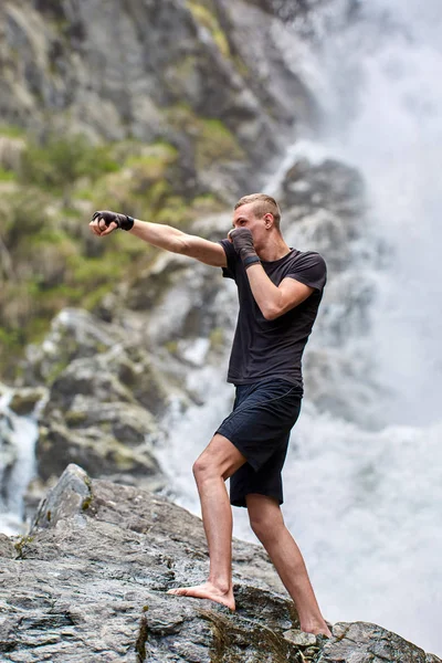 Muay Thai Fighter Training Met Shadow Boxing Door Strong Waterfall Rechtenvrije Stockfoto's