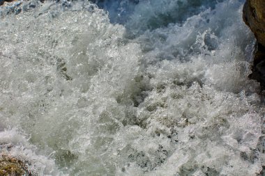 Dağlarda güçlü şelale, yaz sonu