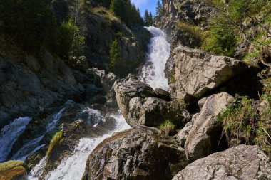Dağlarda güçlü şelale, yaz sonu