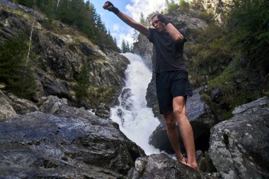 Güçlü şelale tarafından gölge boks ile Muay Tay savaşçı eğitim