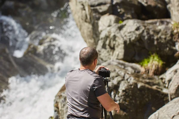 Professioneller Landschaftsfotograf Mit Kamera Auf Stativ Der Einen Wasserfall Fotografiert — Stockfoto