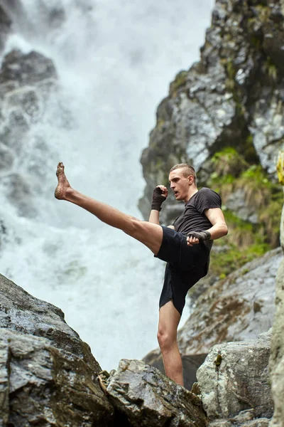 Muay Thai Fighter Training Met Shadow Boxing Door Strong Waterfall — Stockfoto