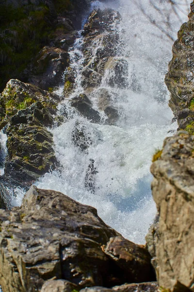山の迫力ある滝 春の終わりの初夏 — ストック写真