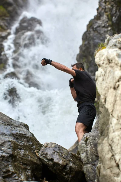 強い滝でシャドウボクシングでムエタイの戦闘機トレーニング — ストック写真