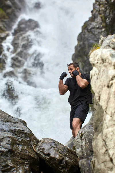Muay Thai Fighter Training Met Shadow Boxing Door Strong Waterfall — Stockfoto