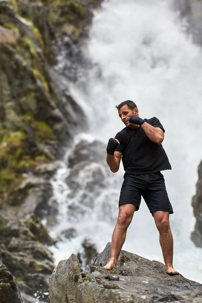 Muay Thai Kämpfer Training Mit Schattenboxen Bei Starkem Wasserfall — Stockfoto