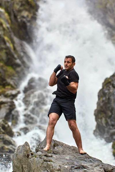 Muay Thai Fighter Training Met Shadow Boxing Door Strong Waterfall — Stockfoto