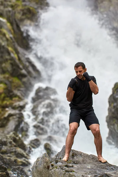 Muay Thai Kämpfer Training Mit Schattenboxen Bei Starkem Wasserfall — Stockfoto