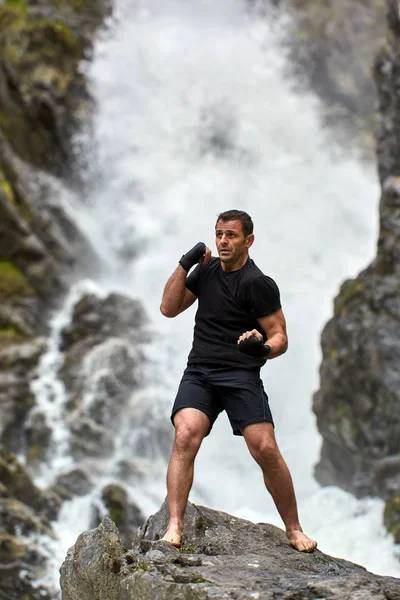 Muay Thai Fighter Training Met Shadow Boxing Door Strong Waterfall — Stockfoto