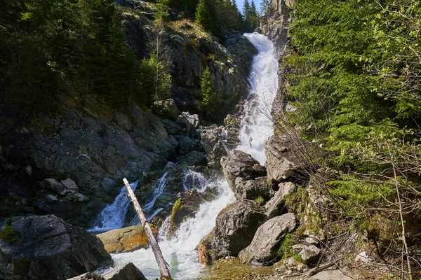 Krachtige Waterval Bergen Late Lente Vroege Zomer — Stockfoto