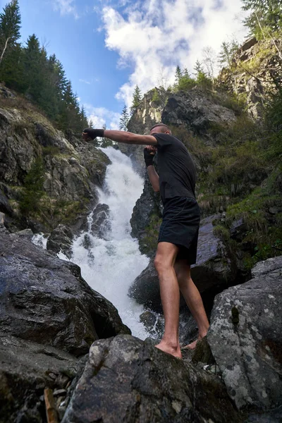 Muay Thai Kämpfer Training Mit Schattenboxen Bei Starkem Wasserfall — Stockfoto