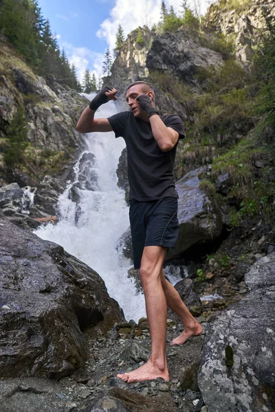 Muay Thai Kamptrening Med Skyggeboksing Ved Sterk Foss – stockfoto