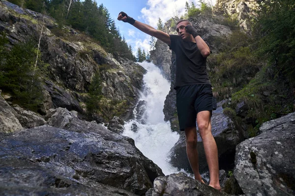 Güçlü Şelale Tarafından Gölge Boks Ile Muay Tay Savaşçı Eğitim — Stok fotoğraf