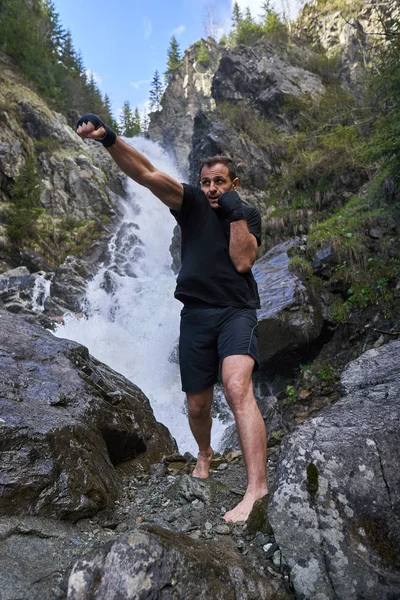 Muay Thai Lutador Formação Com Sombra Boxe Por Forte Cachoeira — Fotografia de Stock