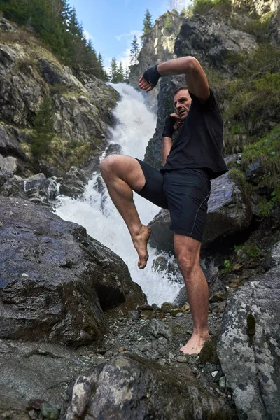 Muay Thai Fighter Training Met Shadow Boxing Door Strong Waterfall — Stockfoto