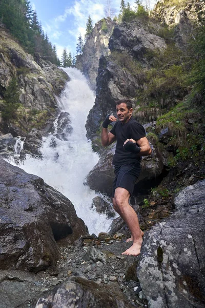 Muay Thai Kämpfer Training Mit Schattenboxen Bei Starkem Wasserfall — Stockfoto