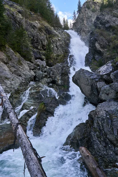Silný Vodopád Horách Pozdní Jaro Začátku Léta — Stock fotografie