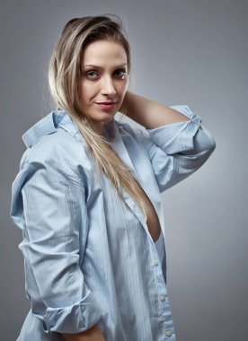 Erkek gömlekli çekici genç bir kadının yakın çekimi