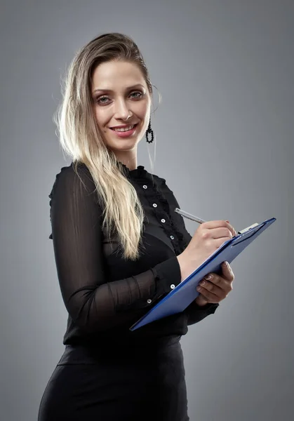 Nahaufnahme Einer Attraktiven Geschäftsfrau Auf Grauem Hintergrund — Stockfoto