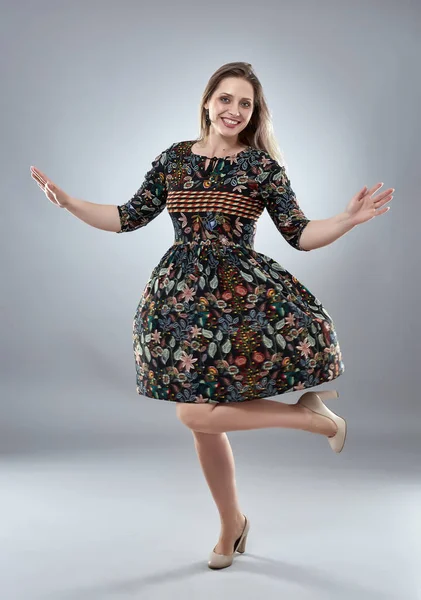 Longitud Completa Una Mujer Feliz Vestido Floral — Foto de Stock