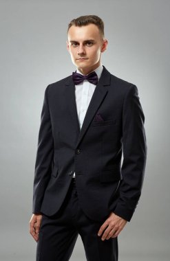 Koyu renk takım elbiseli genç bir işadamının yakın çekim portresi