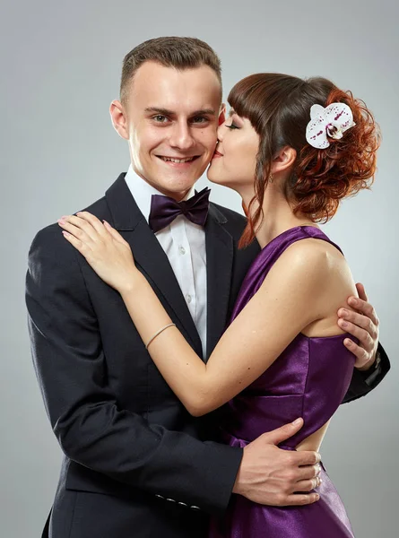 Retrato Estudio Una Feliz Pareja Joven Hermosa — Foto de Stock