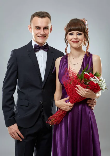 Retrato Estudio Una Feliz Pareja Joven Hermosa —  Fotos de Stock