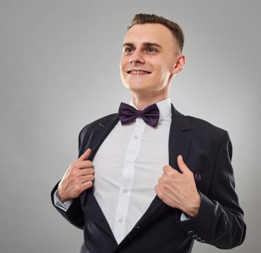 Genç iş adamı süper kahraman kıyafetini giyiyor.