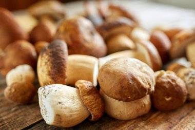 Bir tahta üzerinde Cep mantar, pişmiş hazır