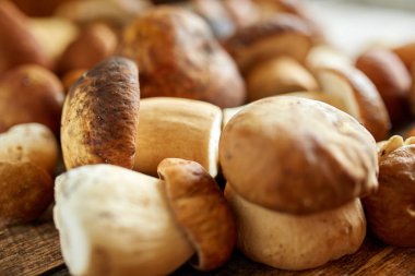 Bir tahta üzerinde Cep mantar, pişmiş hazır